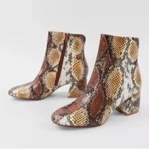 NWOB Chinese Laundry Davinna Faux Snakeskin Ankle Boot Sz 8.5M Brown Leather